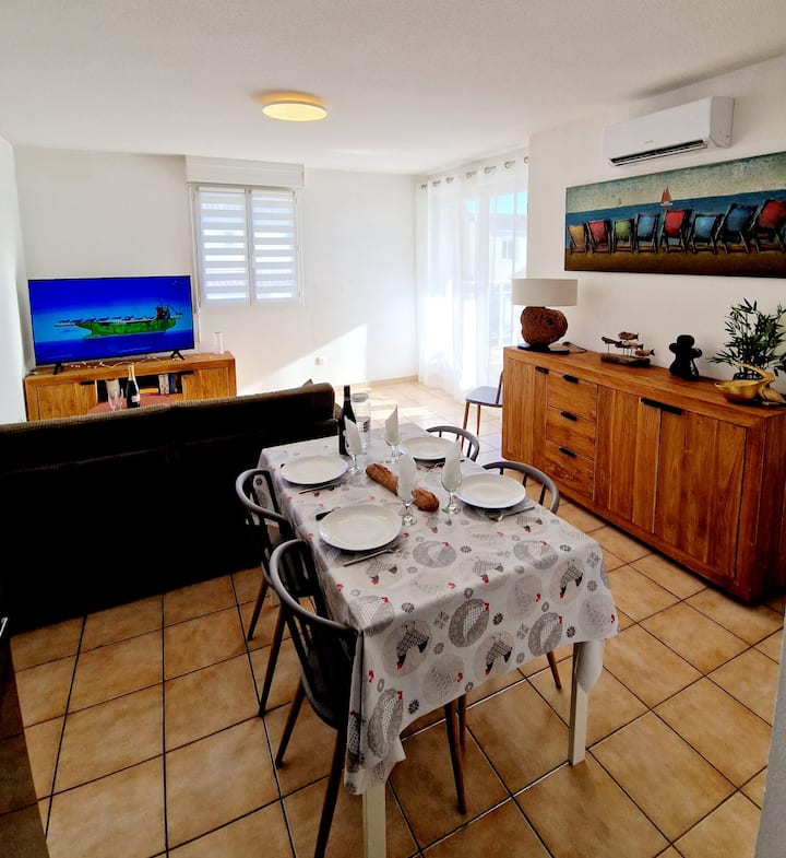 dhomë ndenjjeje e madhe dhe e këndshme me ajër të kondicionuar