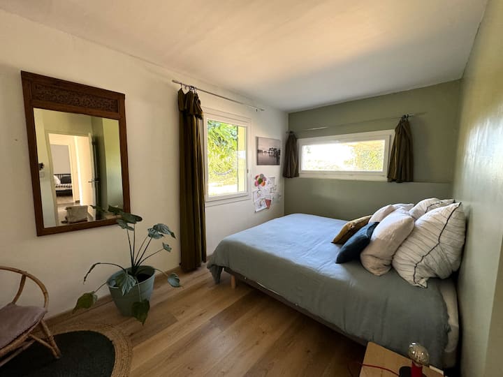 Hermosa habitación con cama KingSize, escritorio y vestidor. Con vistas a la piscina