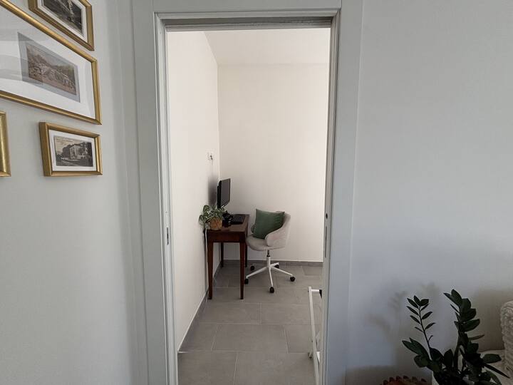 A Suite Vallombrosa avrai a disposizione una cameretta con un divano letto singolo ed uno estraibile, scrittoio d'epoca, workstation attrezzata con sedia ergonomica, monitor, tastiera, mouse, cavo HDMI, prese multiple ed Alexa Show.