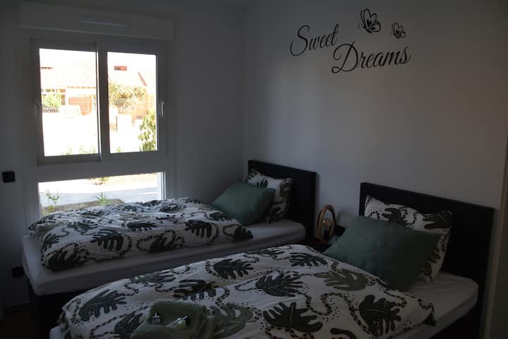 Vitanda viwili vya mtu mmoja. Chemchemi ya sanduku iliyo na nafasi ya kuhifadhi. Televisheni yenye ishara ya coax na data. Kipimo cha kuteleza mara mbili chenye eneo la kuning 'inia na kuweka.