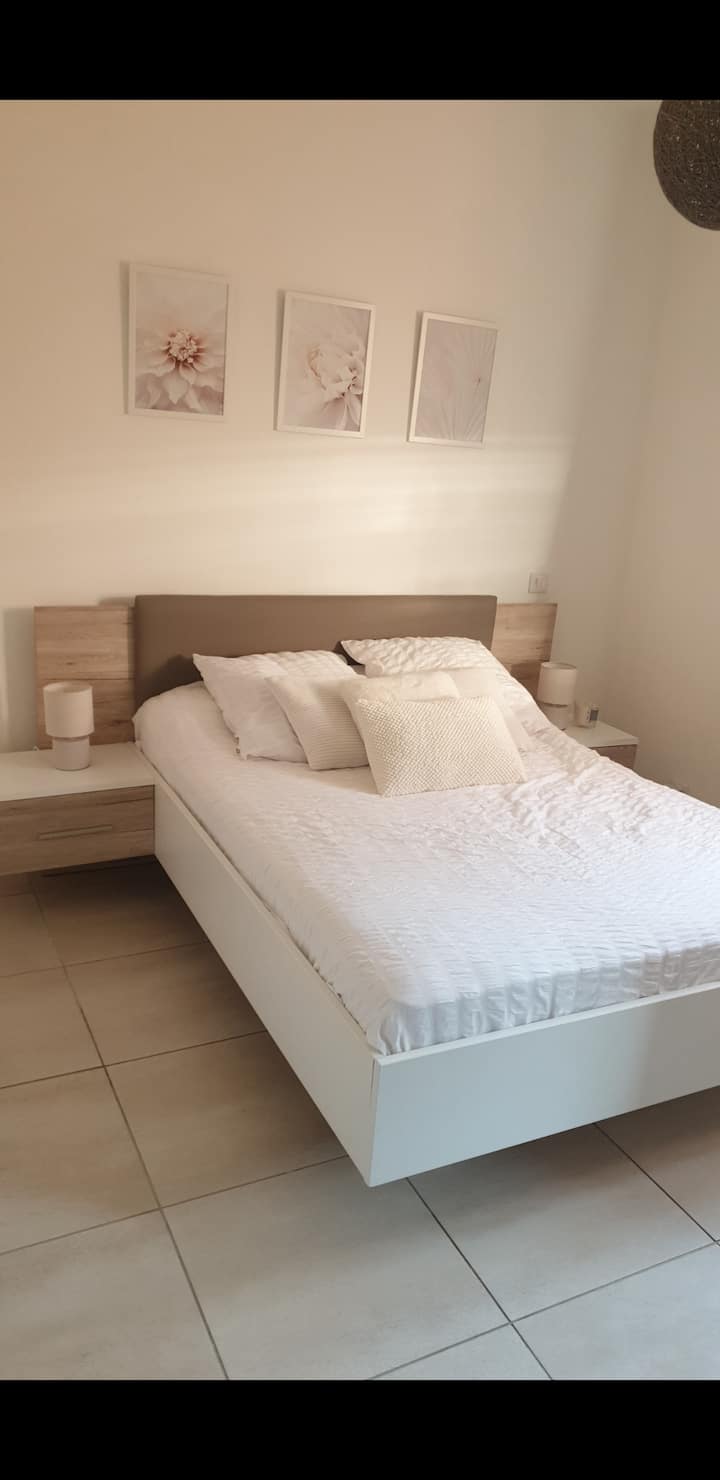 Spálňa s kvalitným matracom s rozmermi 140 × 190 cm. Veľký šatník so zrkadlom pred posteľou. K dispozícii je aj posteľná bielizeň. 