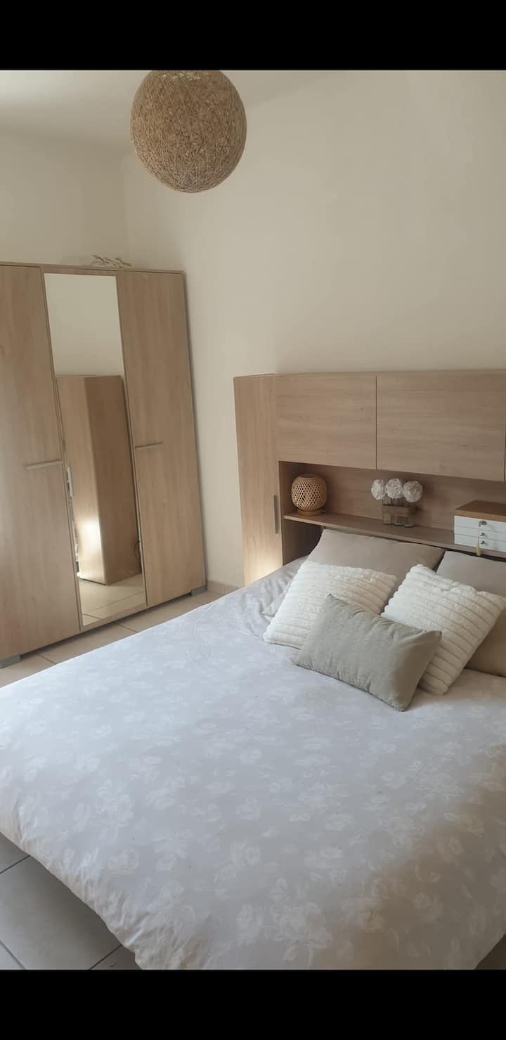 Spálňa s posteľou s rozmermi 160 × 200 cm. Dostatok úložného priestoru. Posteľná bielizeň je k dispozícii. 