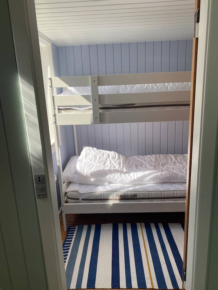 Ორსართულიანი საწოლები 2 საწოლი, 90x200
Ხელმისაწვდომია გამანაწილებელი დარბაზი.