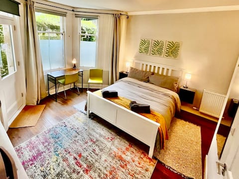 Popular Airbnb listing: Private entry & en suite Room 2 West End Glasgow in Govan