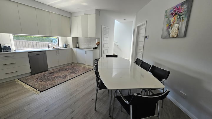 Cozy And Modern 3-bedroom Home - Lane Cove