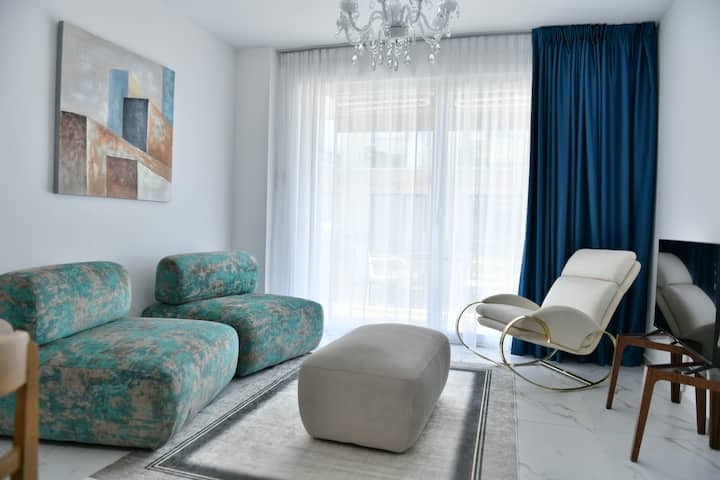 您可以坐在蓝色沙发上欣赏大海和天空的颜色，也可以坐在舒适的奶油色缎面摇椅上放松身心！

我们提供毯子，以保持质量，并保持家具清洁，让您在不久的将来享受愉快的住宿体验。