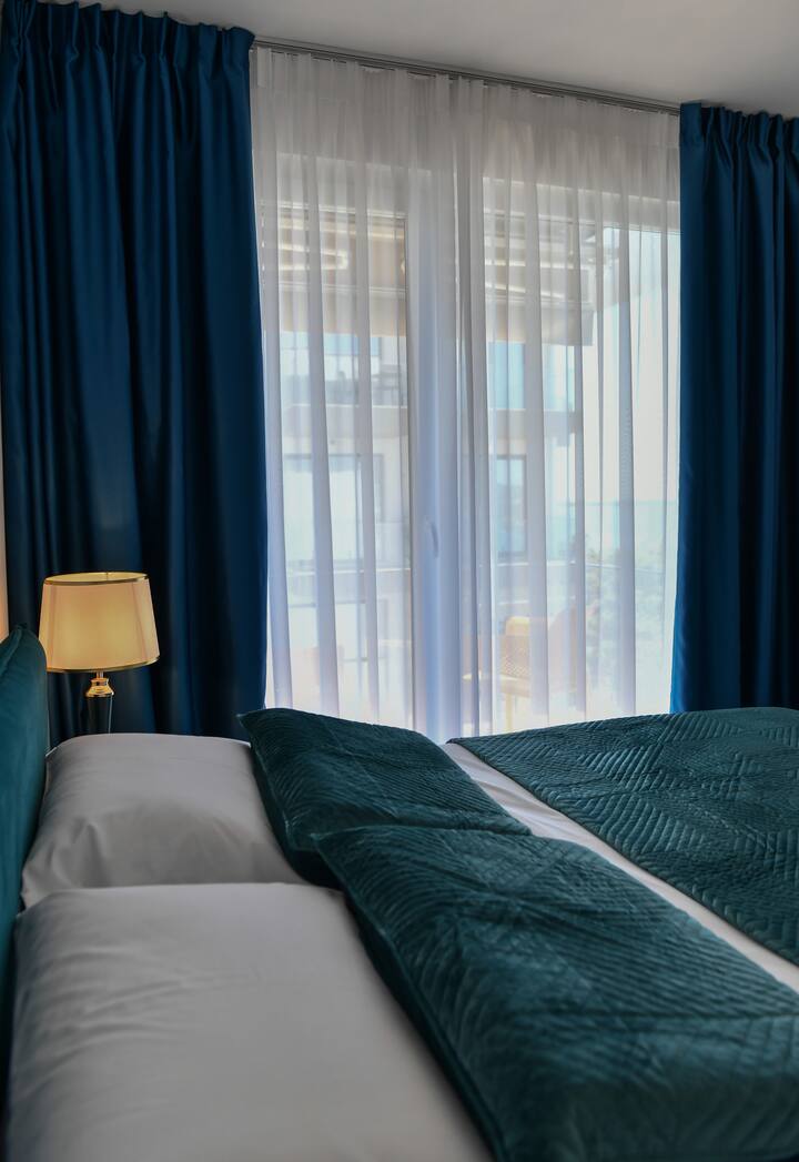 让我微笑；预订海洋优雅蓝线公寓（Oceanic Elegance Blue Line Apt），醒来迎接库内（Kune）自然美丽的海景和天空。
