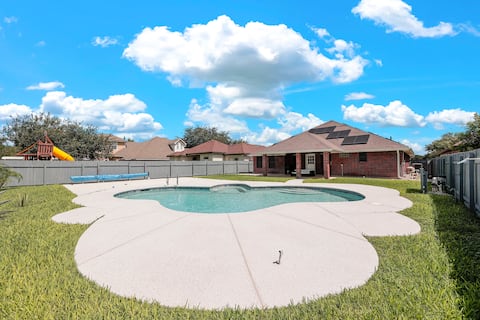 Spacious & Central Pool Home By McAuliffe Park