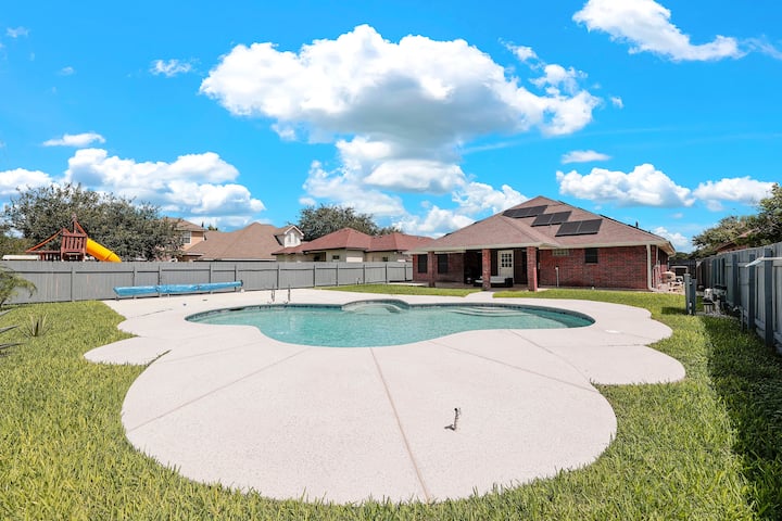 Spacious & Central Pool Home By McAuliffe Park