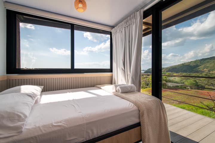 A comfortable bed (double), large windows and soft natural light. Ideal for relaxing, reading or just letting the day go by without rushing. Everything here invites you to relax and recharge.