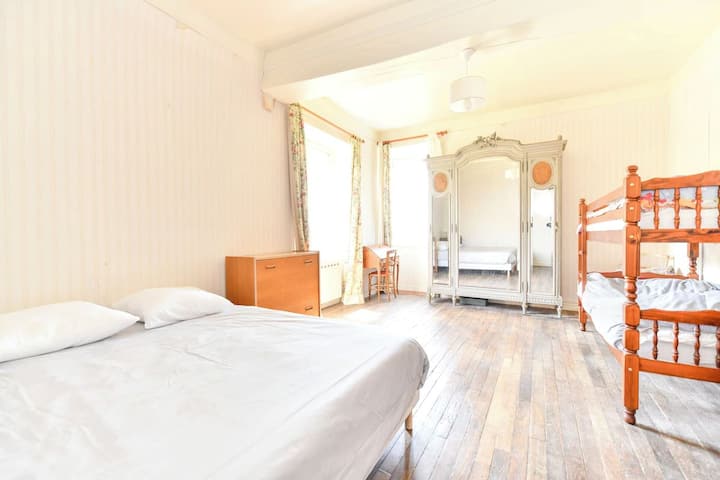 Lit queen size, séparable en 2 lits jumeaux de 80cm, matelas neufs.