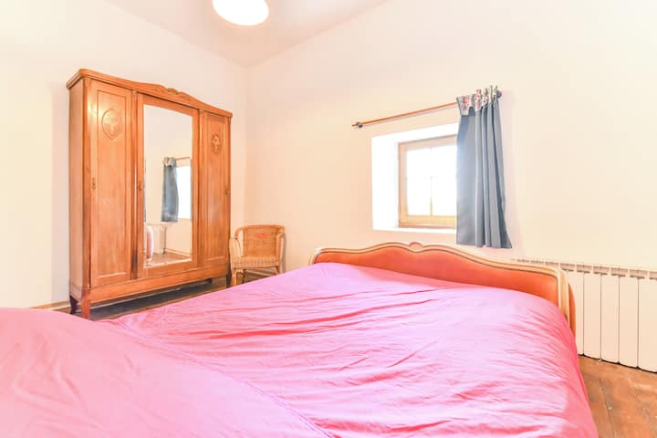 Chambre avec lit double, matelas neuf.