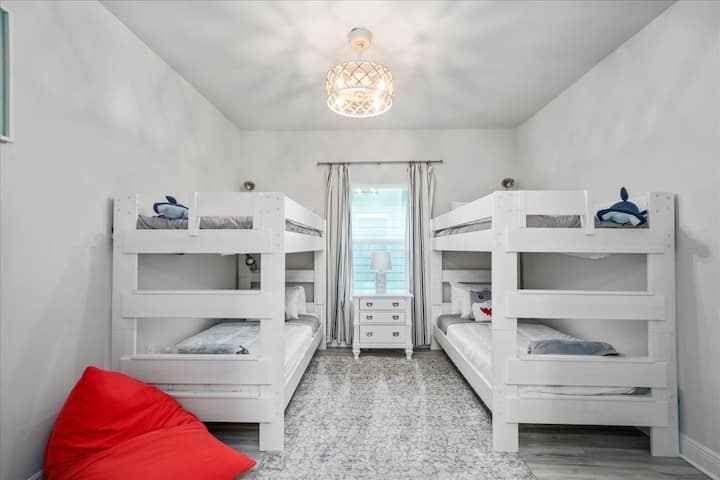 בחדר המיטות יש מקום ל -4 אנשים. מאוורר קטן, מנורה/מנורת לילה וארון. 