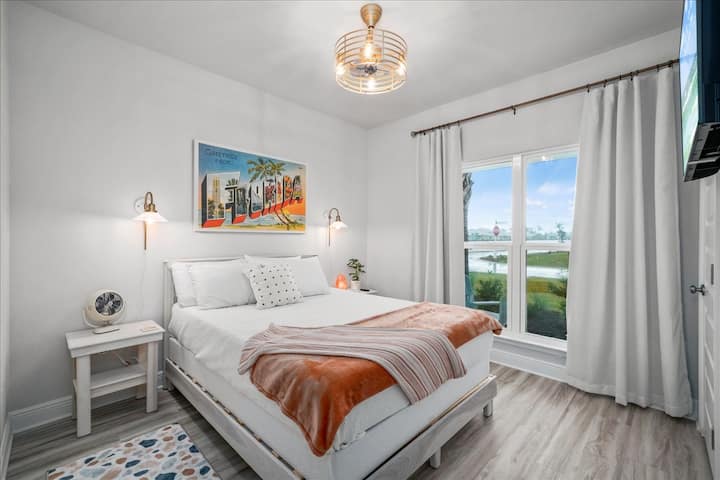 מיטת קווין סייז עם מאווררים קטנים, טלוויזיה חכמה, ארון ומתלה למזוודות