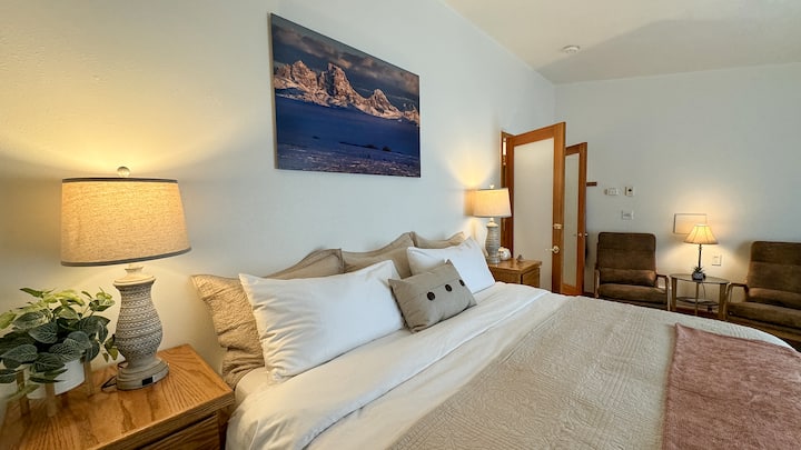 เตียงมีผ้าปูที่นอนผ้าฝ้ายปลอกหมอนผ้านวมผ้านวมและผ้าคลุมเตียง เก็บข้าวของไว้ข้างเตียง 2 ข้างและลิ้นชักแยกต่างหากเต็มรูปแบบ มีผ้าคลุมเตียงสำหรับสัตว์เลี้ยงหากสัตว์เลี้ยงของคุณนอนกับคุณ โคมไฟมีการควบคุมการสัมผัสและมีพอร์ตชาร์จ USB, USB-C 