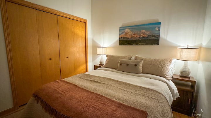 เตียงมีผ้าปูที่นอนผ้าฝ้ายปลอกหมอนผ้าห่มนวมและผ้าคลุมเตียง เก็บข้าวของในตู้เสื้อผ้าและลิ้นชักแยกต่างหากเต็มรูปแบบ มีผ้าคลุมเตียงสำหรับสัตว์เลี้ยงหากสัตว์เลี้ยงของคุณนอนกับคุณ โคมไฟมีการควบคุมการสัมผัสและมีพอร์ตชาร์จ USB, USB-C