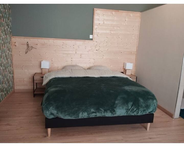 първата спалня от 20 м2 съдържа двойно легло, допълнителна маса с два стола, зона за закуска с кафемашина, чайник и микровълнова печка, италиански душ и отделна тоалетна 