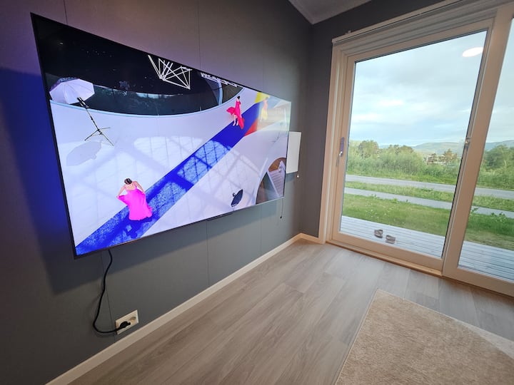 החדר הפרטי שלהם. טלוויזיה עם ערוצים ונטפליקס, כמו גם PS5. אפשרות לצאת למרפסת