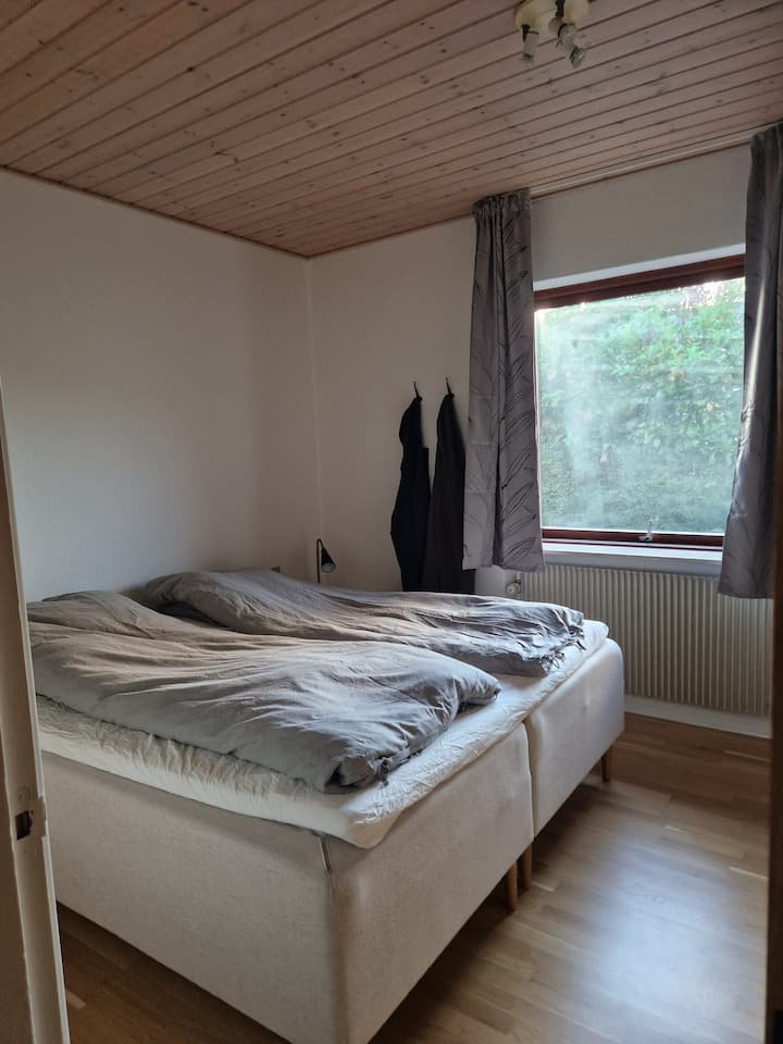 Krevat dopio i zakonshëm 200x180. Mos harro shtrojat e krevatit.