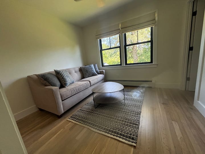 El tercer dormitorio tiene un sofá cama tamaño queen con sábanas en la cama y mantas en el armario.  La habitación también tiene un escritorio para trabajar si es necesario. En el armario hay juegos y libros. 