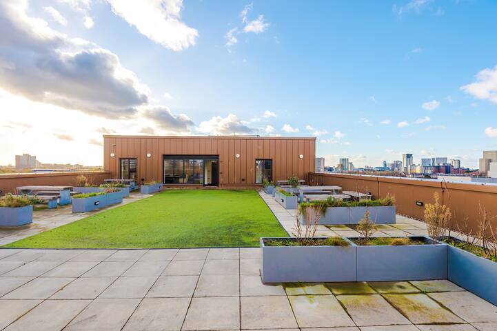 Central Escape | Waterside Retreat + Roof Terrace
