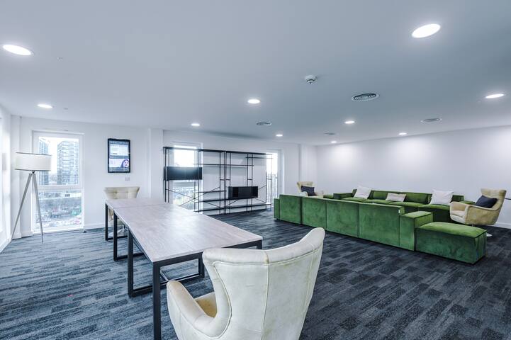 Central Escape | Waterside Retreat + Roof Terrace gallery image 3