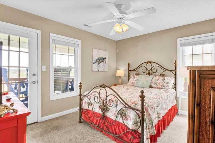 Sovrum 2 erbjuder en bekväm dubbelsäng, garderob och tillgång till det bakre däcket.  