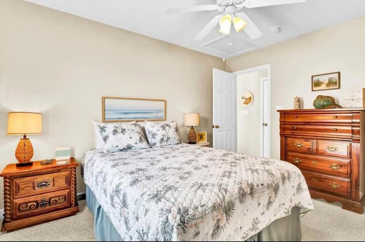 Sovrum 3 erbjuder en bekväm dubbelsäng, en garderob och en byrå med 5 lådor för förvaring.