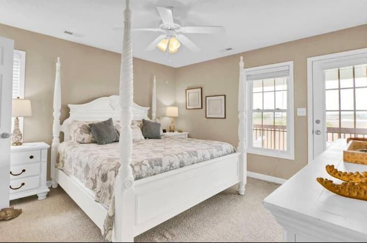 Stort primärt sovrum har dubbelsäng och tillgång till det bakre däcket.  