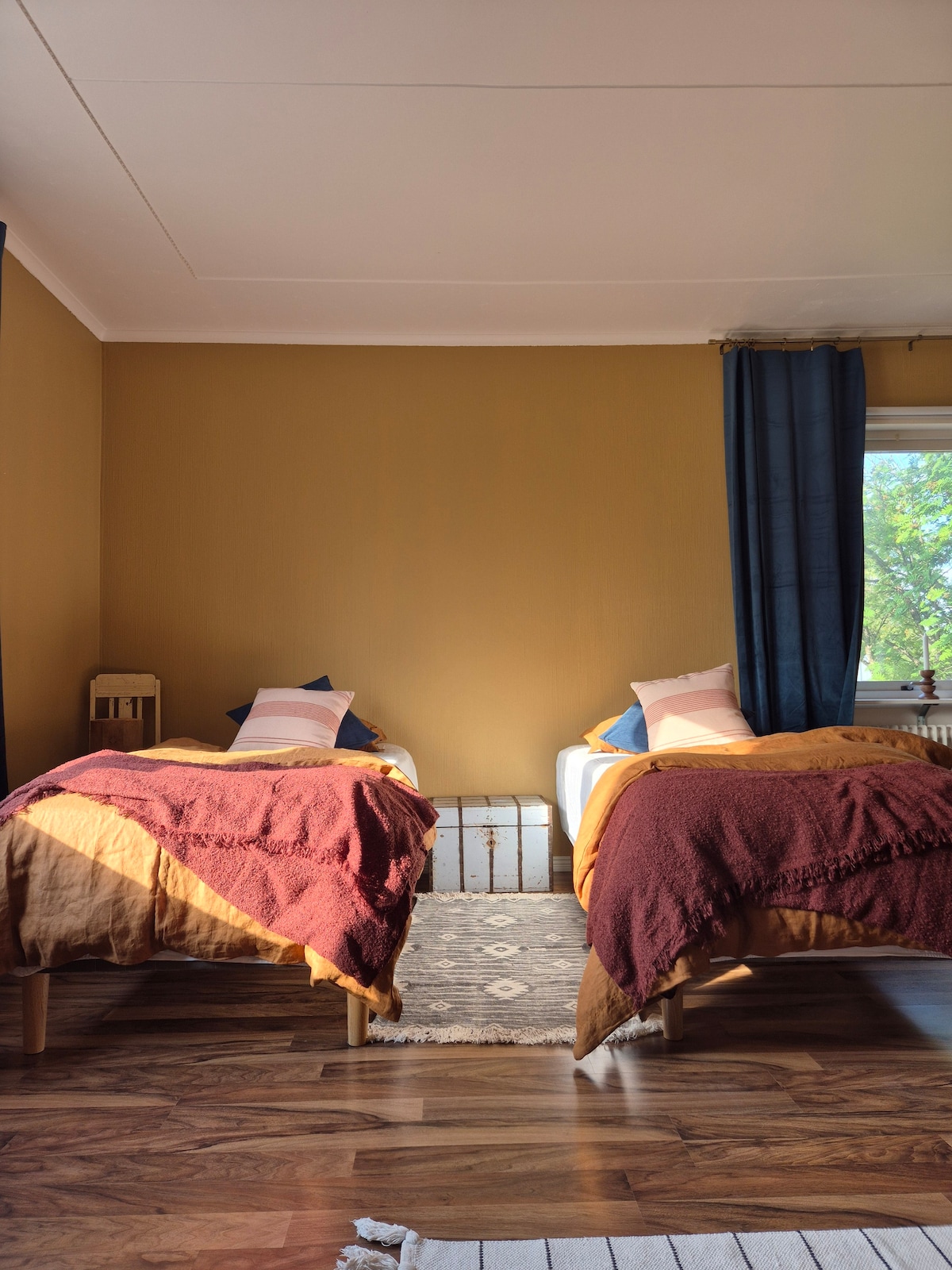 The beds are 90 cm x 200 cm, linen bedding,  silk pillows and dunfeel covers. 