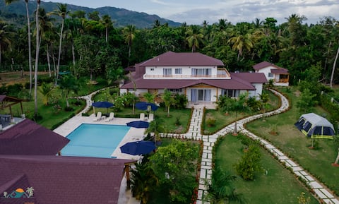 VillaTropical with a pool for groups of 18 people