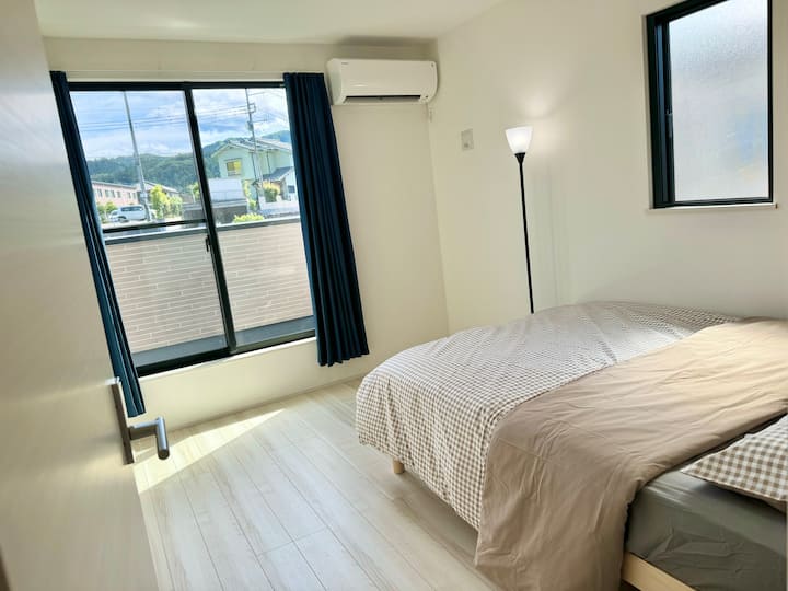 Клима уредот е исто така инсталиран.