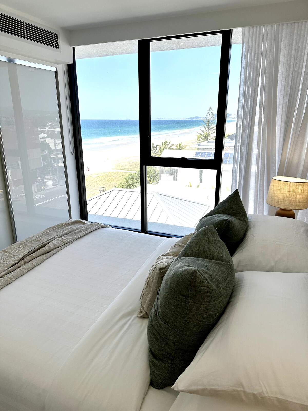 标准双人床第二间卧室，可欣赏海景