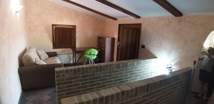 في الطابق الأول يوجد ردهة تؤدي إلى الشرفة الخارجية ومجهزة بسرير أريكة يمكن استخدامه في حالة وجود ضيفين إضافيين 