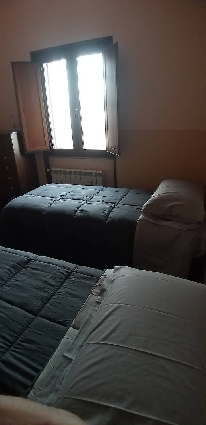 غرفة مزدوجة تقع في أول 1 يمكن الوصول إليها بواسطة درج خشبي مجهز بسخان، مكيف هواء، كرسي أضواء الطوارئ، خزانة وكومو