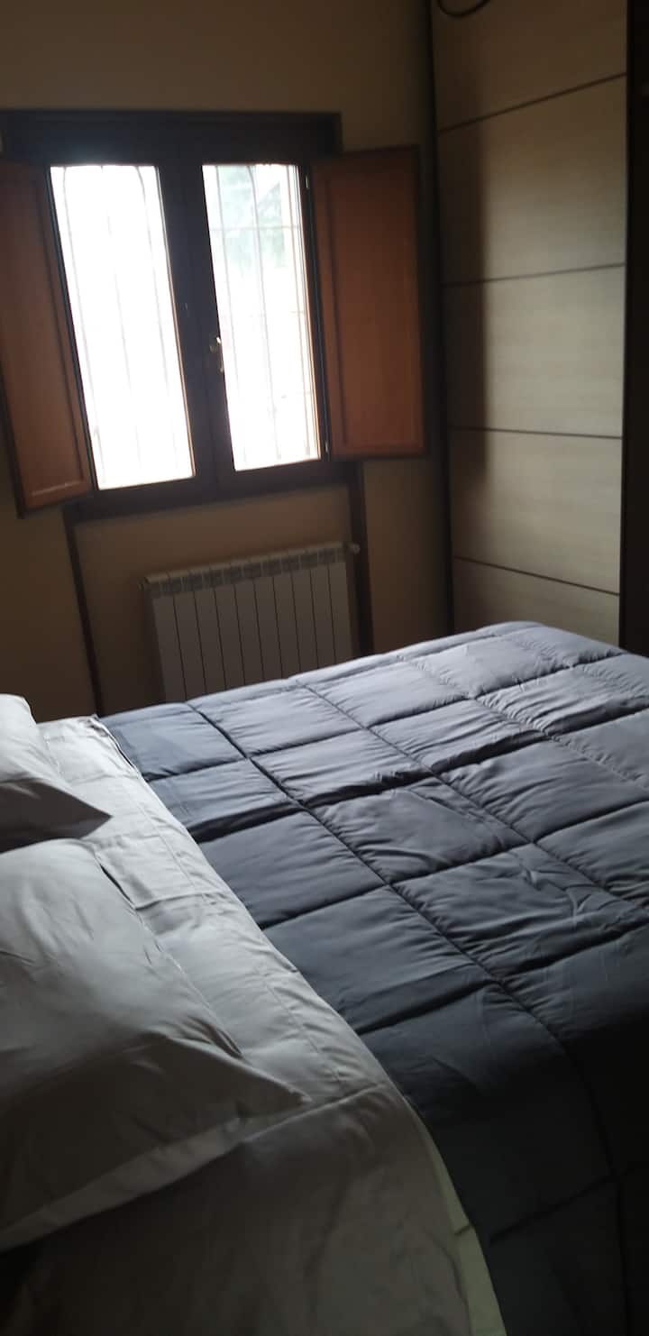 غرفة مزدوجة مع طاولات جانبية وخزانة وتدفئة وتكييف هواء وخزانة وتلفزيون