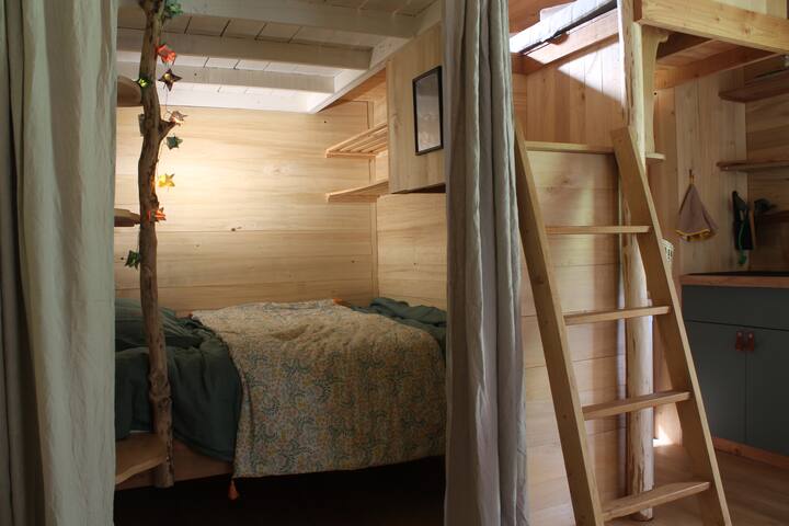 凹室配有舒适的双人床，用窗帘封闭