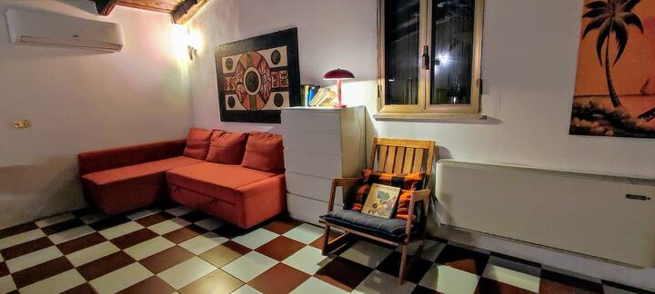 Relájate en nuestro acogedor loft con muebles cálidos y un ambiente íntimo. Perfecto para lecturas nocturnas con el cómodo sillón, cómodo sofá y detalles artísticos. ¡Ideal para una escapada romántica o unas vacaciones familiares tranquilas!