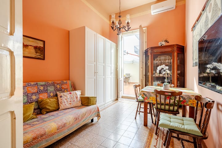 En la luminosa sala de estar, en el aire acondicionado fresco, puedes relajarte en el sofá y ver la televisión inteligente, escuchar buena música. Después, puedes guardar tu ropa en el armario y el zapatero y descansar en la cama doble del loft (200x140 cm).