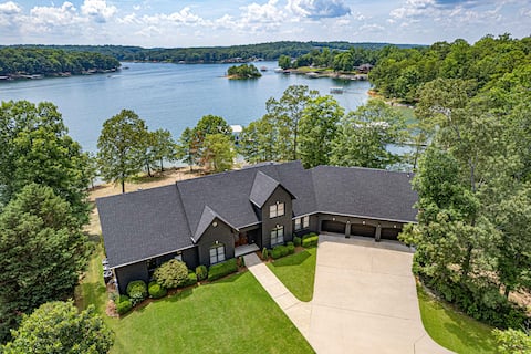 New Lakefront Mansion Sleeps 38