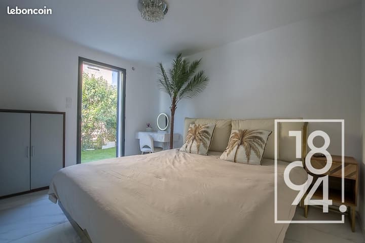 Suite n.º 4 de la planta baja que consta de un baño con plato de ducha XXL/ WC suspendido/mueble de baño y espejo privado también están disponibles en cada uno de los 5 dormitorios de la villa, para que cada uno de los habitantes de la villa tenga su intimidad. Entrada independiente