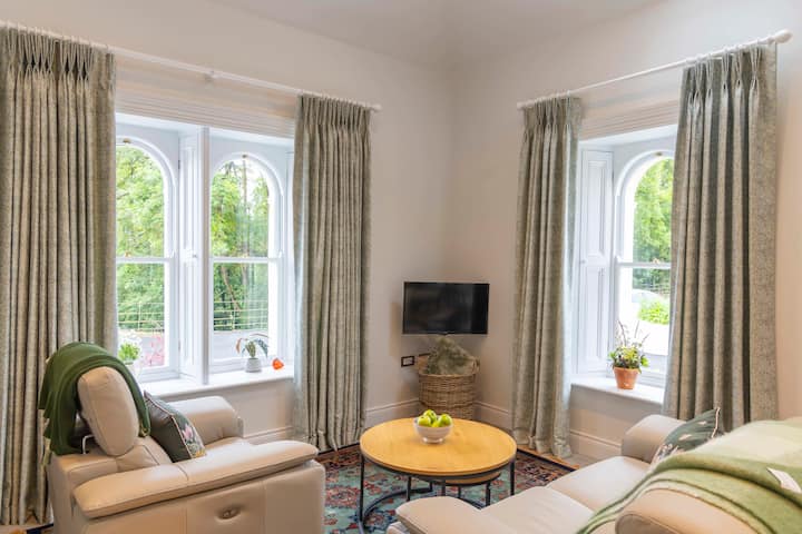 Whitfield Court Gate Lodge | Dog-friendly - Waterford