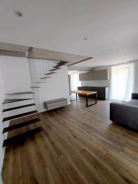 NUOVO Duplex di design con vista spettacolare