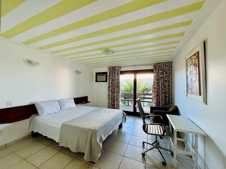 جناح 3 بسرير متوسط الحجم ومساحة عمل وشرفة.