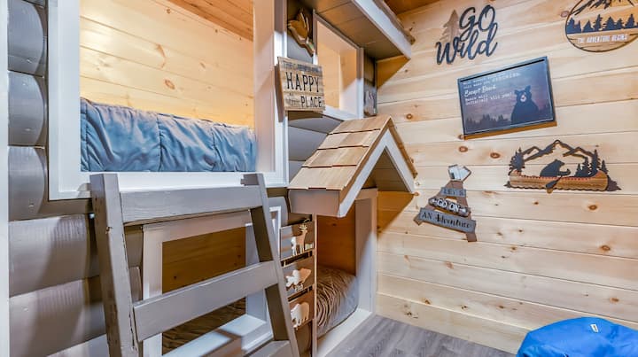 Objavte spálňu 3 v Adventure A Beach, hravé útočisko s vlastnými poschodovými posteľami, útulným kútikom a očarujúcou horskou výzdobou. Ideálne pre deti alebo dobrodruhov, ktorí hľadajú rozmarný únik z Smoky Mountain!