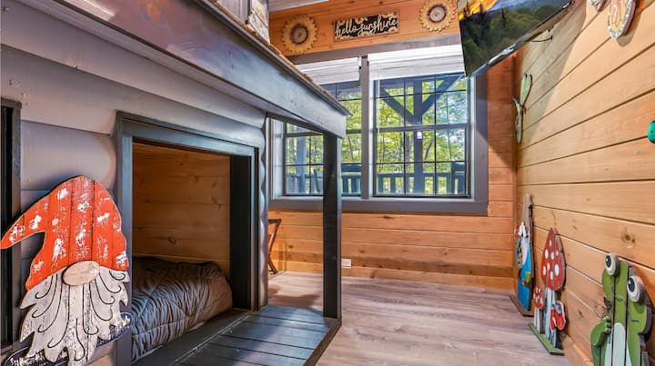 Prídavte sa do spálne 2 v dobrodružstve, rozmarnom útočisku s útulnou poschodovou posteľou, hravou lesnou výzdobou a veľkými oknami s výhľadom na Smoky Mountain. Ideálne pre deti alebo mladých v srdci v tejto rustikálnej zrube!