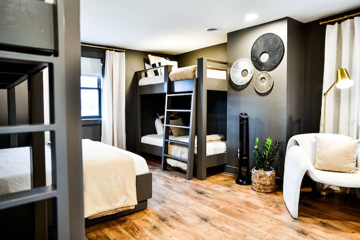 Habitación con 4 camas, 3 de tamaño doble (dos literas) y una de tamaño queen. Ubicado en el segundo piso. 