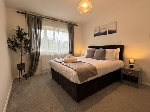 4 Bedroom House - Free Parking - 8 min LGW Airport