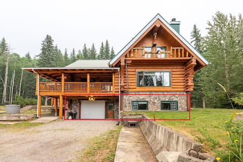 Cozy Log Suite | Pool Table + Bar | Sleeps 7