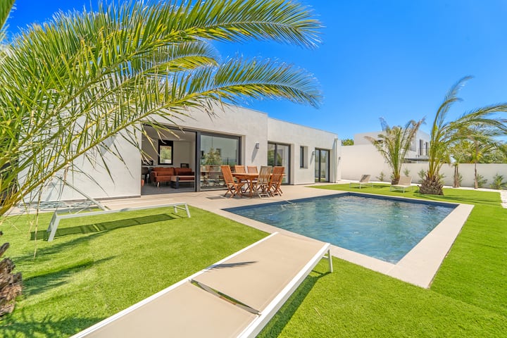 3br Villa With Private Pool For 8 In Empuriabrava - Figueres